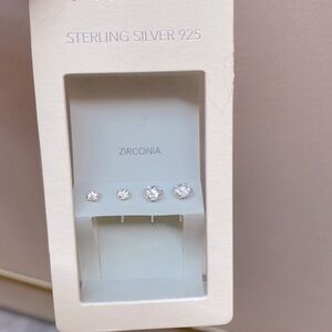I am sterling silver Zirconia Earrings NEW